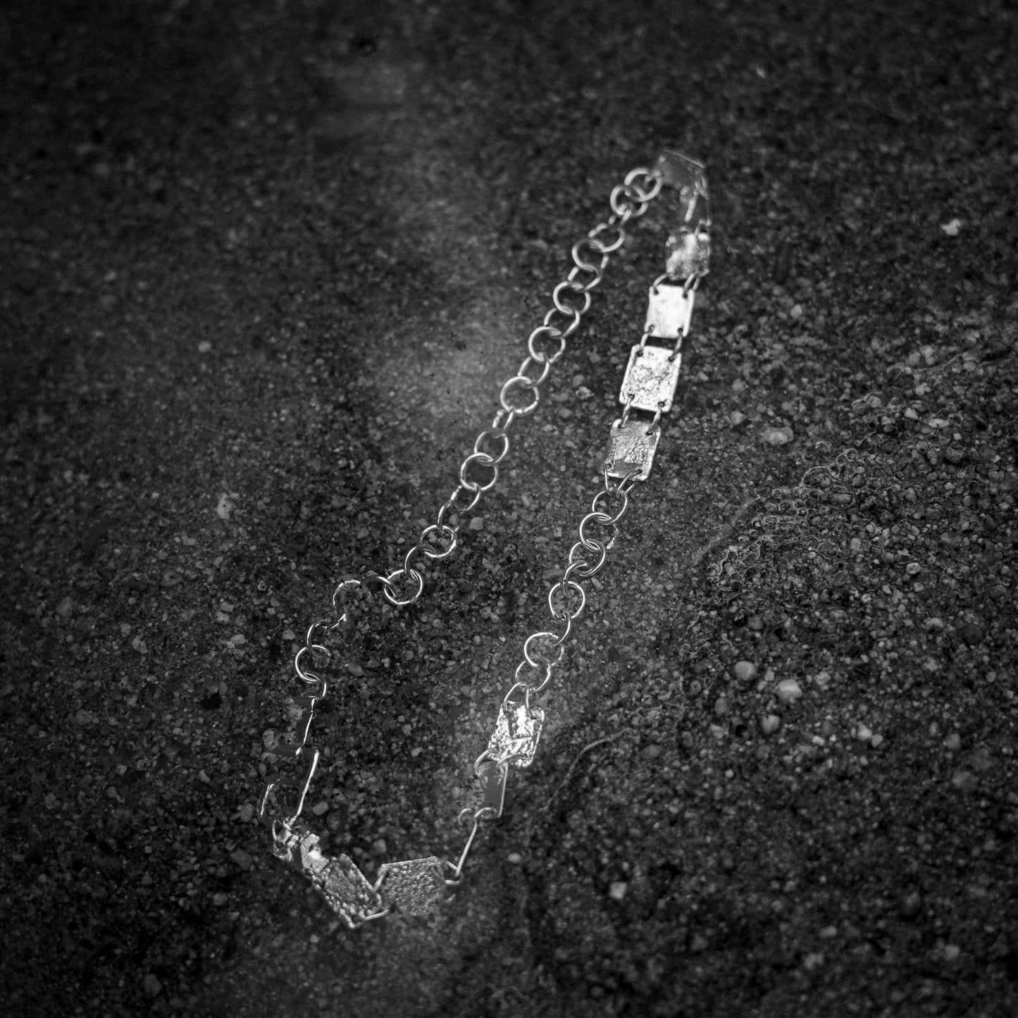 E11250203 - Decayed Plates Necklace