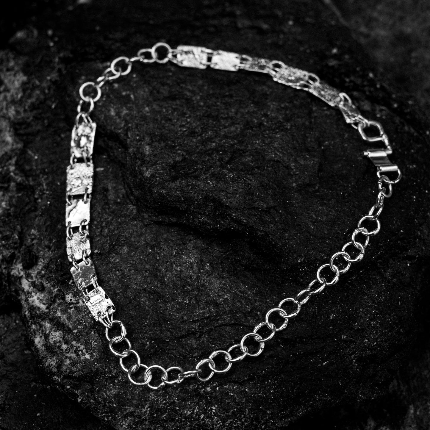 E11250203 - Decayed Plates Necklace