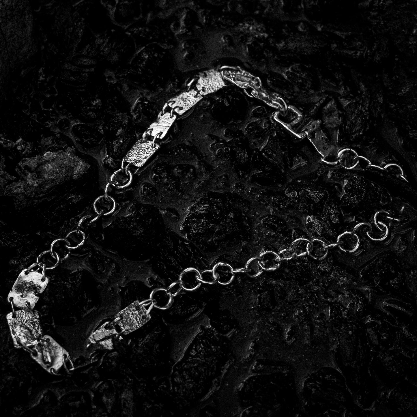 E11250203 - Decayed Plates Necklace