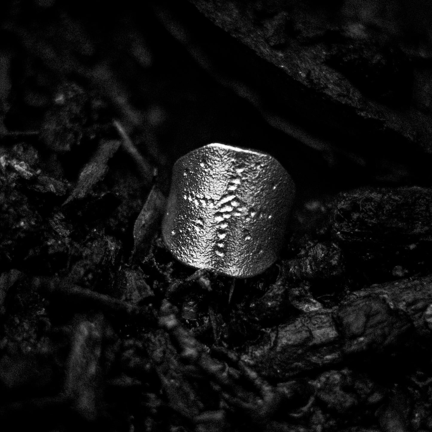 E11250212 - Worn Idol armor ring