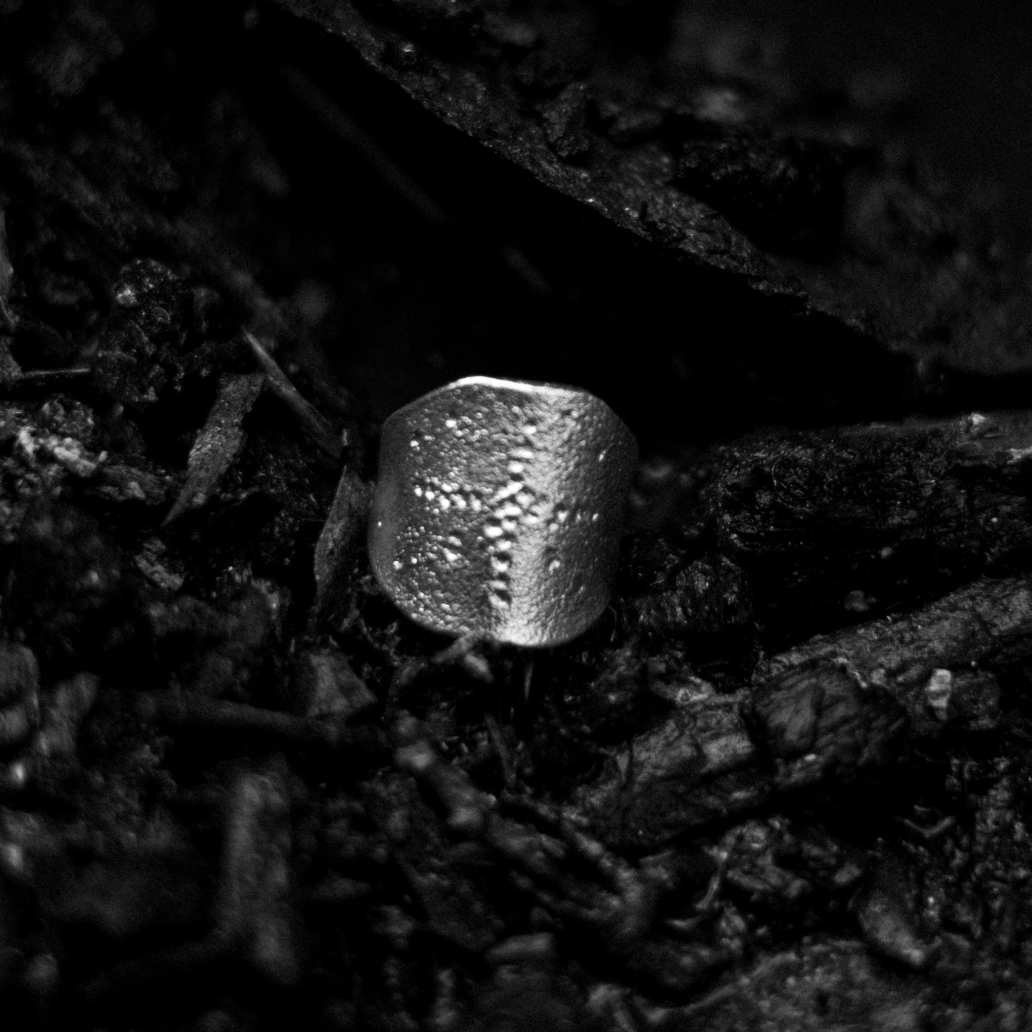 E11250212 - Worn Idol armor ring