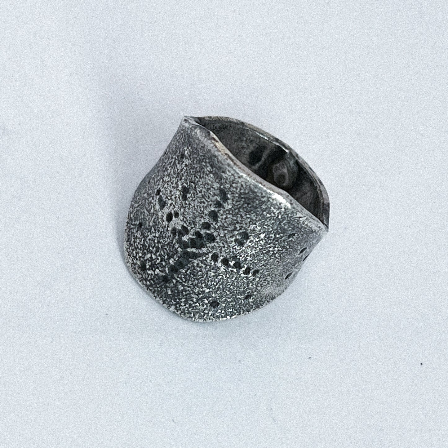 E11250212 - Worn Idol armor ring