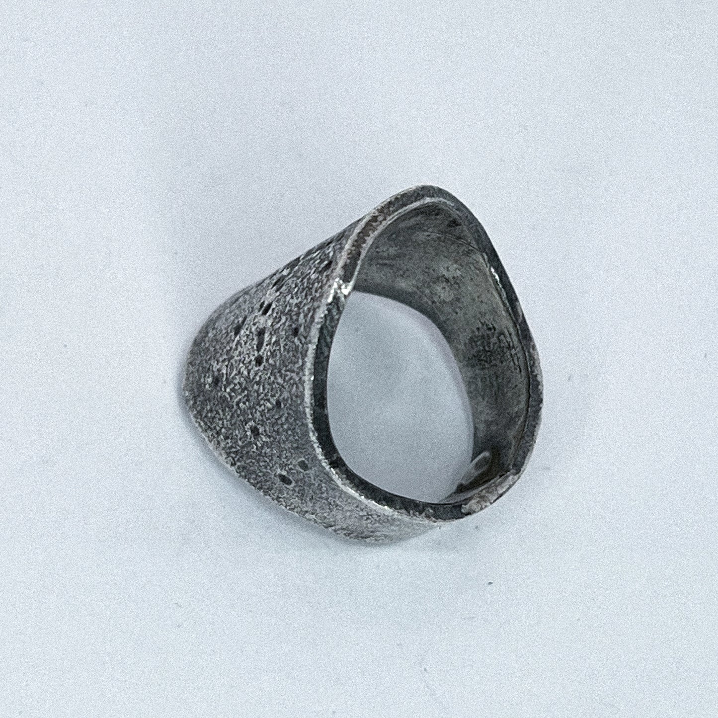 E11250212 - Worn Idol armor ring