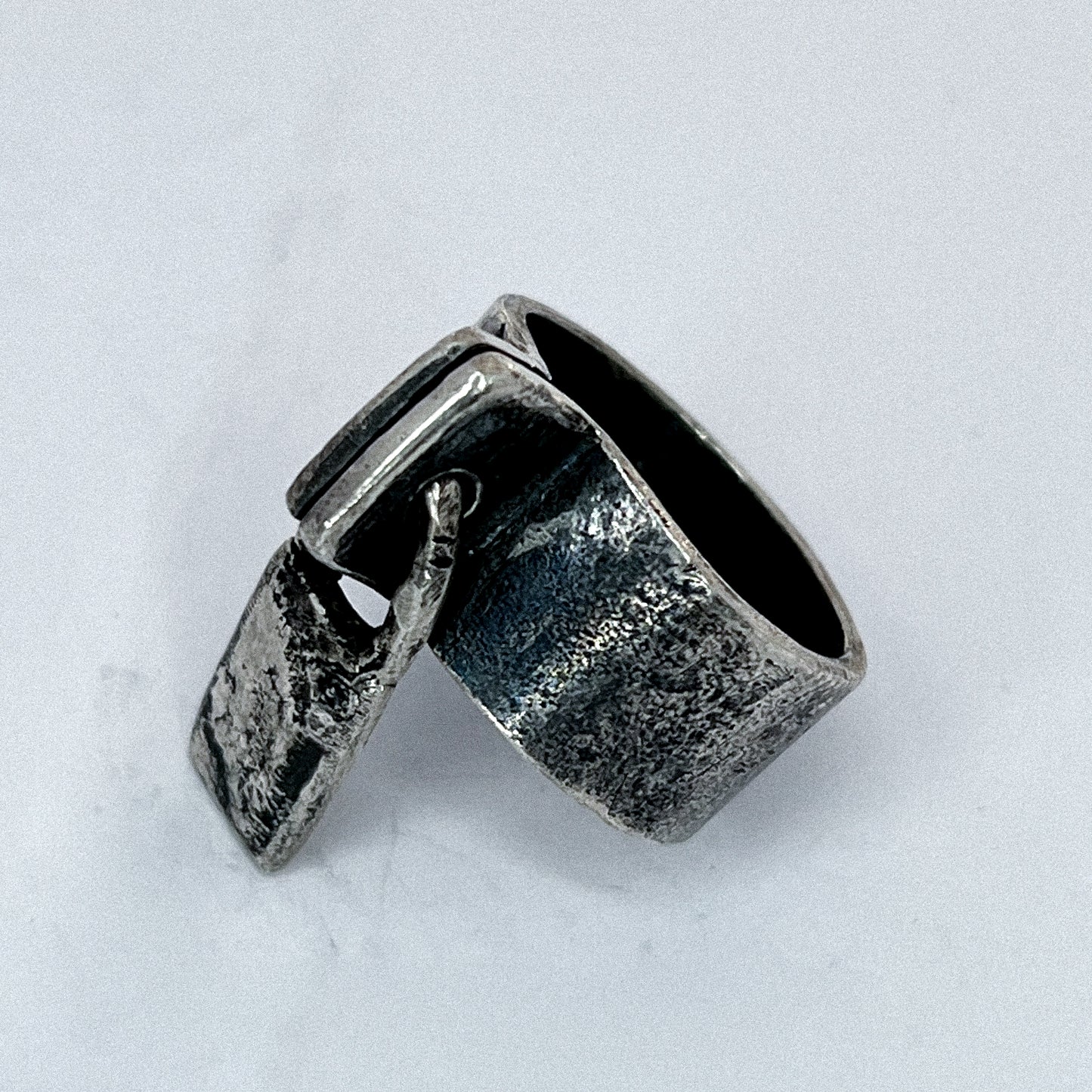 E11250214 - Worn "Tag" Ring