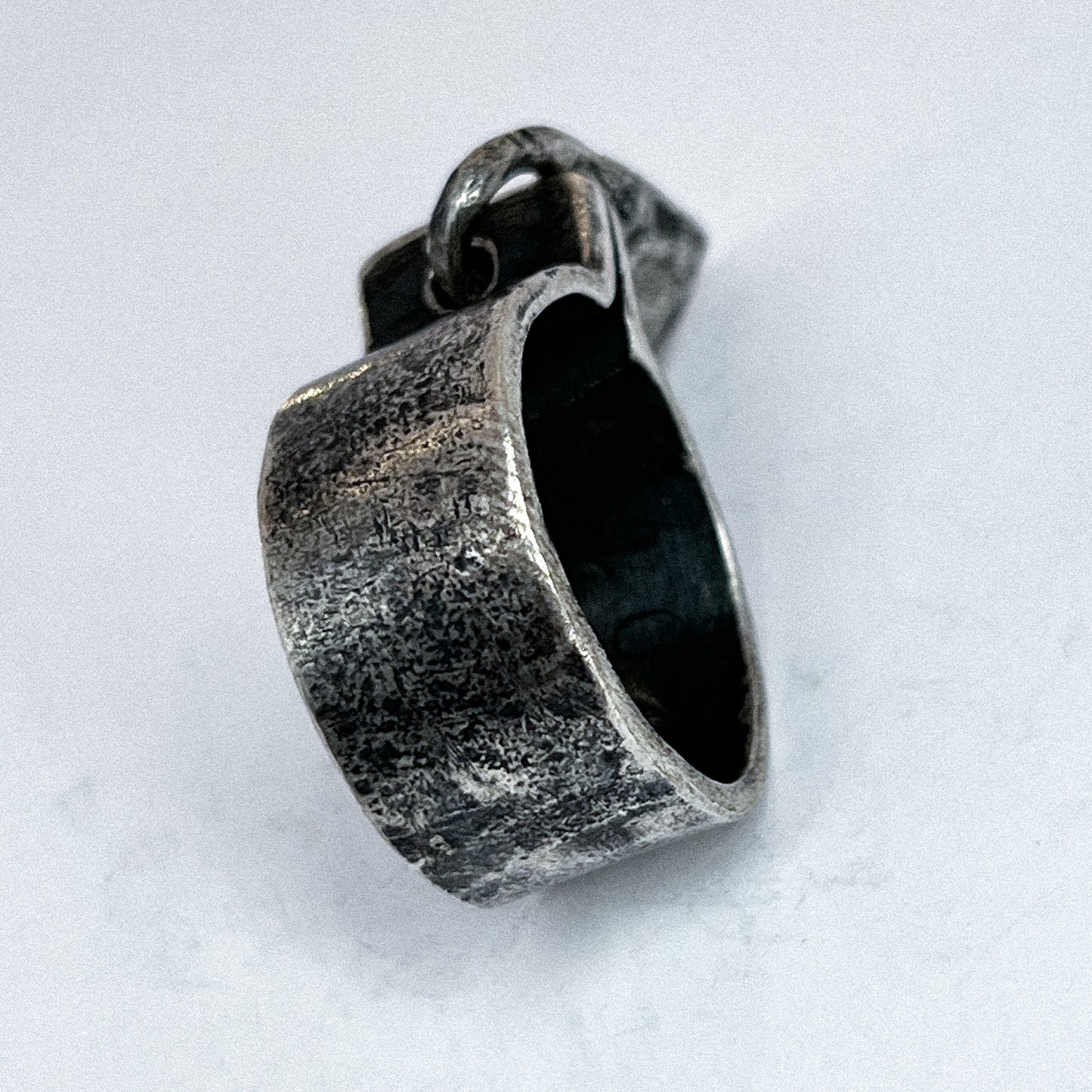E11250214 - Worn "Tag" Ring