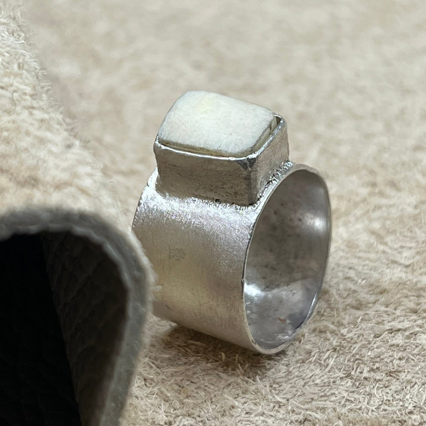 "vertebrae" band ring