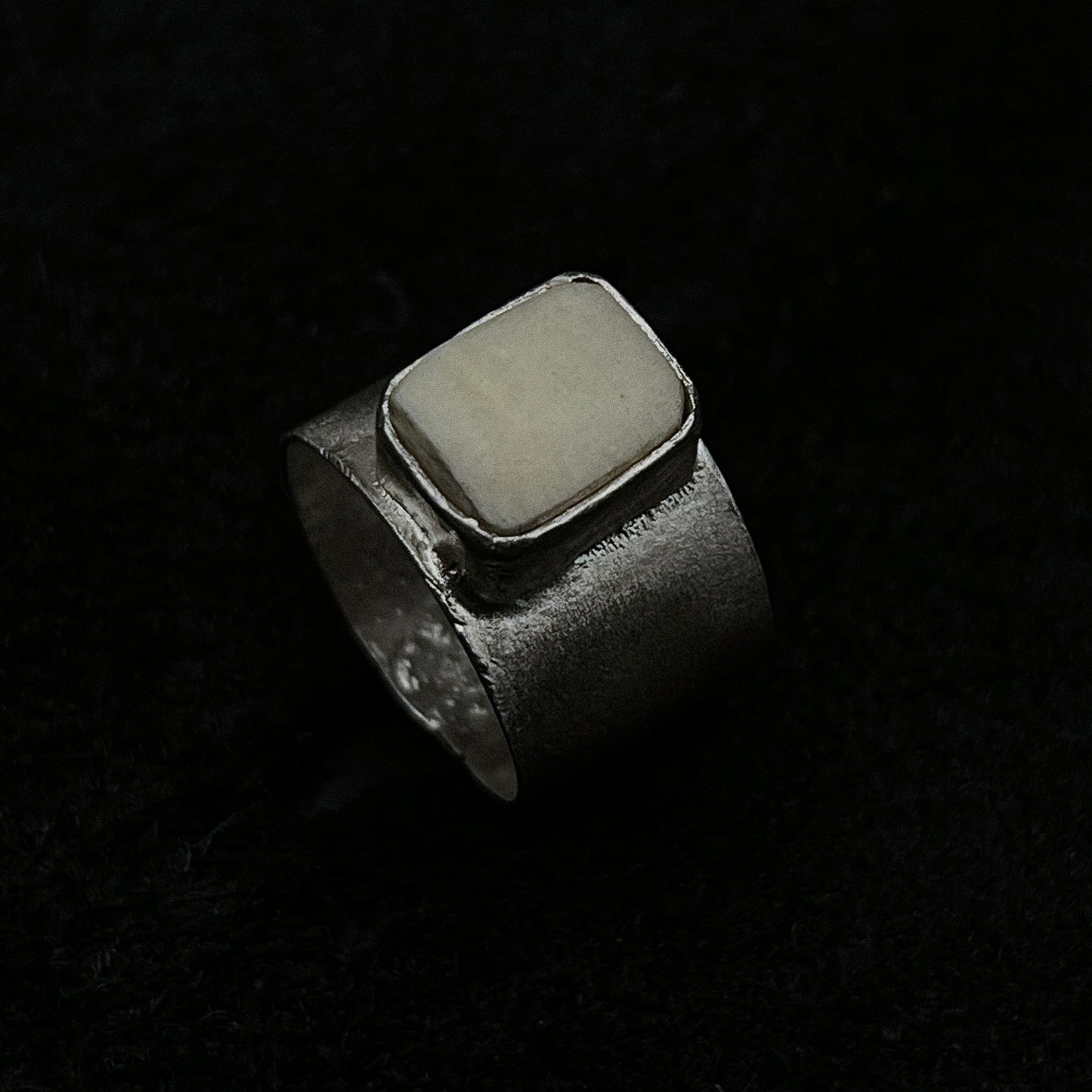 "vertebrae" band ring