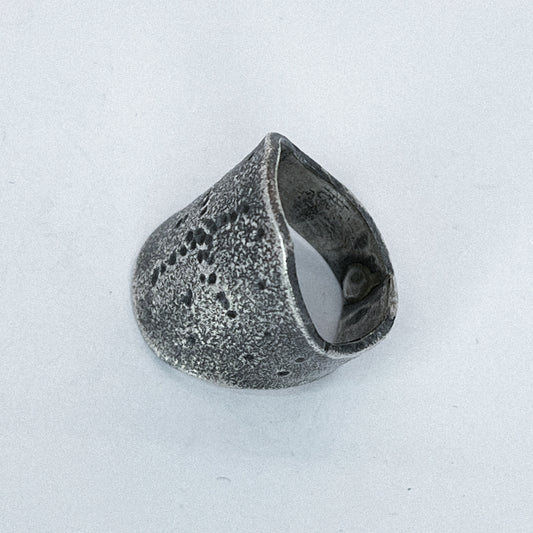 E11250212 - Worn Idol armor ring